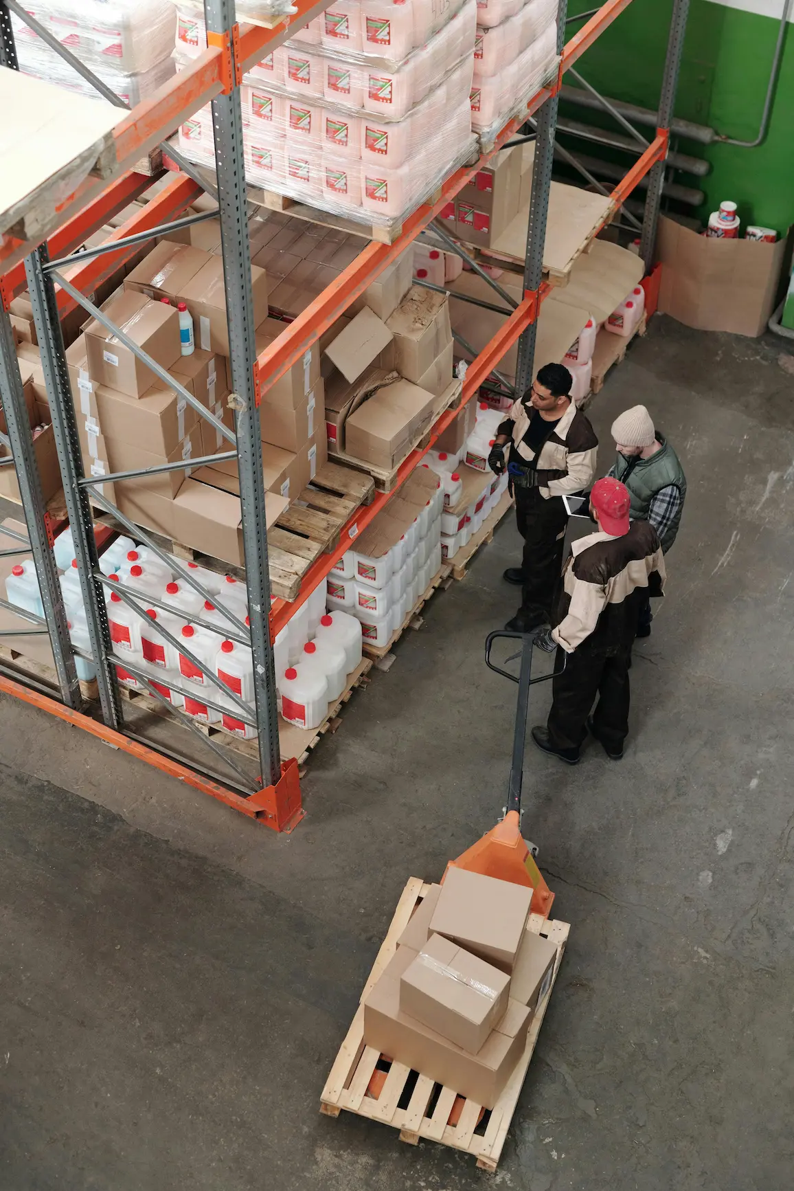 trabjadores haciendo inventario en una bodega